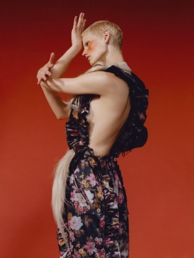 英国版《Vogue》十一月刊时尚大片 | 摄影 Harley Weir