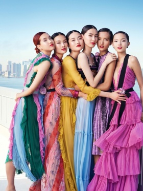 中国版《Vogue》十一月刊时尚大片 | 摄影 Elaine Constantine