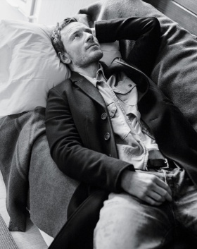 Michael Fassbender 演绎《T》杂志黑白时尚大片 | 摄影Bruce Weber
