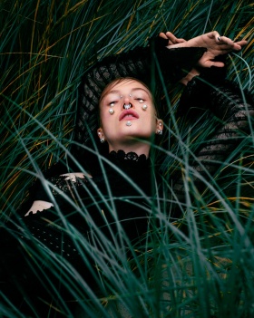 乌克兰版《Vogue》十二月刊时尚大片｜摄影 Elizaveta Porodina