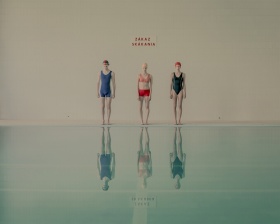 摄影师Maria Svarbova的In Swimming Pool系列