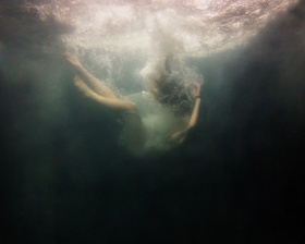 Simon Harsent  | 坠入水中的女孩