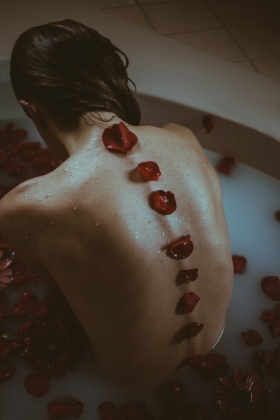 Enzee Creative浴缸人像 | 红色玫瑰