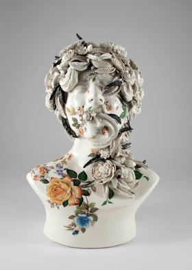 长满五颜六色花朵的陶瓷雕塑| Jess Riva Cooper