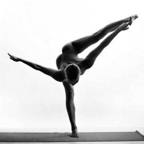 Nude Yoga Girl | 裸体瑜伽