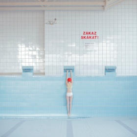 摄影师 Maria Svarbova作品《游泳池》