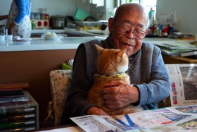 94岁的祖父与陪伴他的猫Kinako｜摄影师Akiko DuPont