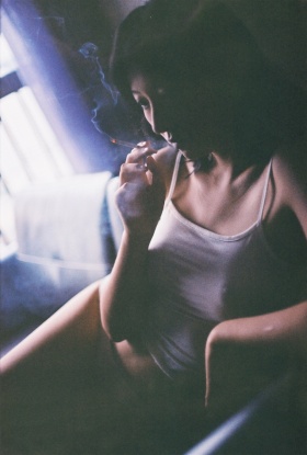 「香烟与胴体」