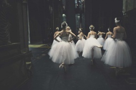 舞台后的芭蕾舞者 | 摄影师Lar Rattray