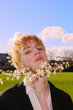 樱花与脸颊上的花