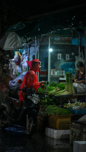 清迈，雨天的菜市场 | Ashraful Arefin ​​​​