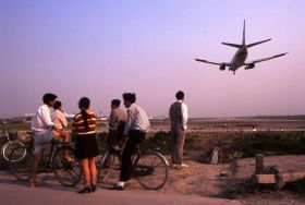 1998年，上海虹桥机场外看飞机起落的人们 | 摄影师Greg Girard ​​​​