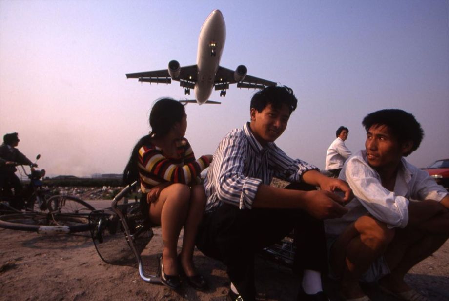 1998年上海虹桥机场外看飞机起落的人们摄影师greggirard676767