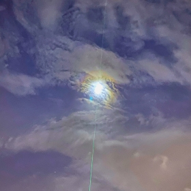 月 