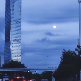 皓月当空