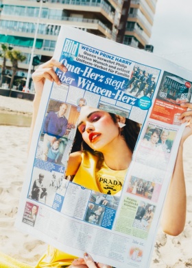 Alba Martin為《Mujer Hoy》雜誌擁抱海灘多彩時尚