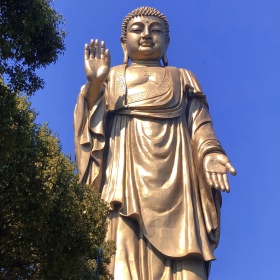 天空是蔚蓝色窗外有千纸鹤