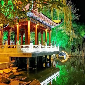 夜色下的休闲亭子
