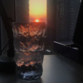 夏末夕阳落入杯中