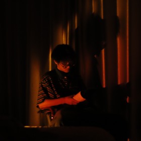 一个平凡的午夜，坐在椅子上看书