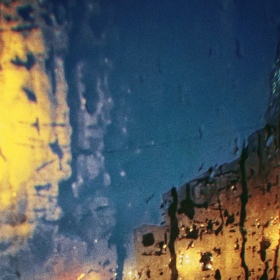 车窗外的雨夜