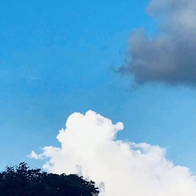 蓝天白云带点灰