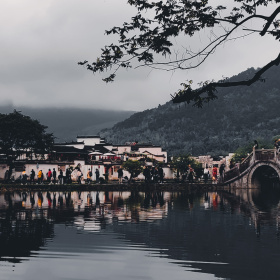 烟雨入皖南，山水如墨染