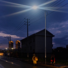 夜晚也有光，雨下也有衣。
