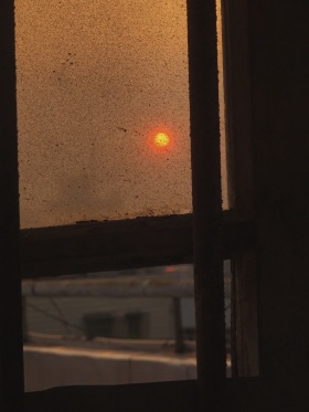 透过窗子看夕阳