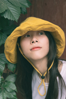 夏日黄帽少女