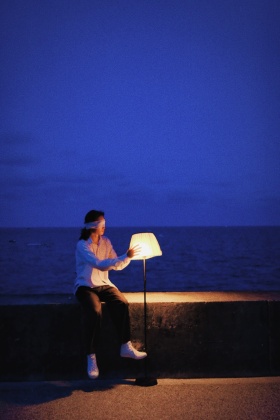 一个瞎子带着他的灯在夜里去看海