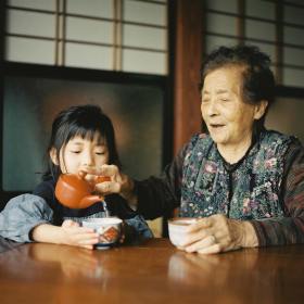 女儿与祖母的温馨日常 | Kazuyuki Kawahara 胶片影像 ​​​​