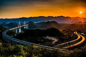 峡谷大桥夕阳