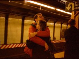 地铁站里的恋人们