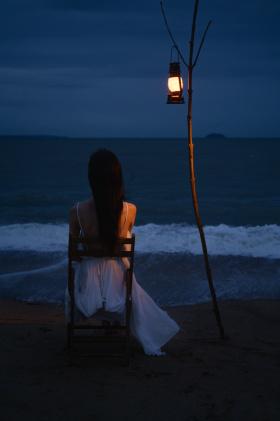 独自在夜晚的海边