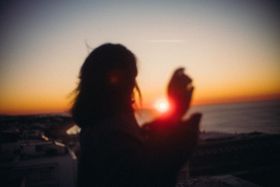 黄昏时的美丽光影，摄影师André Josselin 人像摄影作品