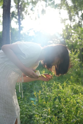 少女的心事散落在绿荫