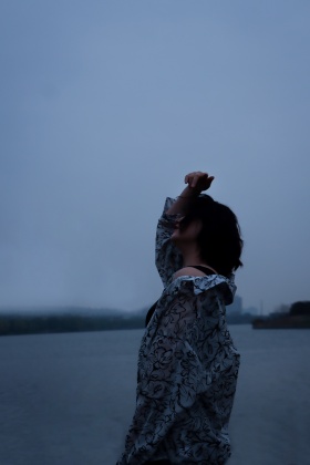 蓝色阴雨
