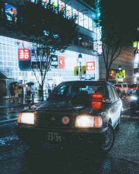 雨夜街头