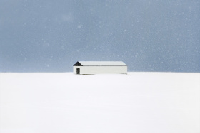 冰岛，雪地里孤独的小屋