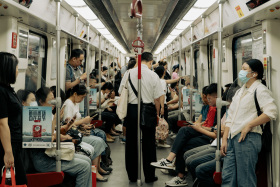 《游离地铁上》