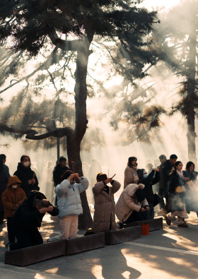 雍和宫｜晨光与香火交织的虔诚时刻