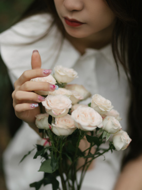 “花圃里的花儿，都放到室外卖了”