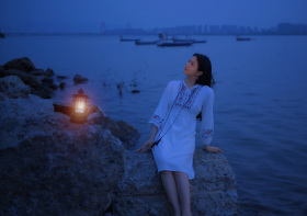 蓝调时刻｜当暮色漫成海，我们是自己的波浪