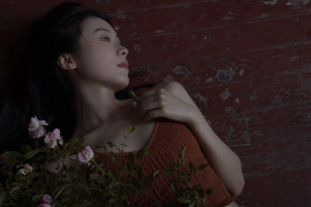 所有情绪都被暖意轻轻托起，慢慢舒展