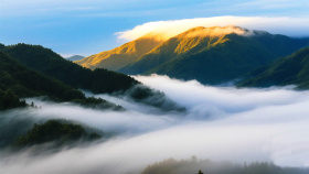 雾绕溆浦青山，云间光影幻境