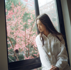 窗前地面的淡影吹来花香