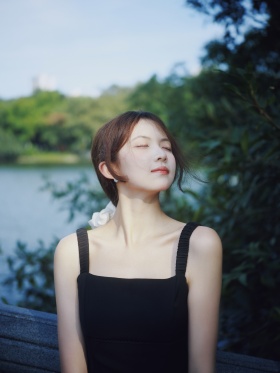 「夏风轻吟，湖畔情诗」