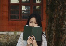 窗户倒影前的少女