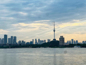 初夏江边